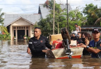 Bersama Pemuda Kalbar, Yonif 642/Kps Berikan Bantuan kepada Warga Sintang Terdampak Banjir