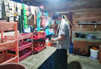 Salaf seorang pemuda Singkil, Iqbal, saat menggelola warung nya