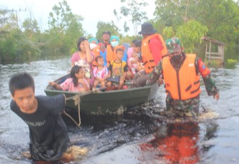 Babinsa Bersama Nakes dan MPA Evakuasi Ibu dan Balita di Petuk Katimpun Bawah