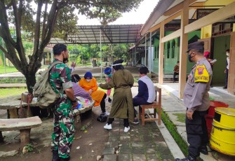 Lakukan Tracing , Bhabinkamtibmas Polsekta Kendal Imbau Untuk Kurangi Aktivitas diluar Rumah Sementara Waktu