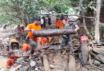 Pembersihan sungai pasca banjir