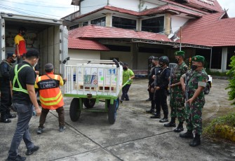 Petugas Gabungan TNI - Polri Kawal Kedatangan Tiga Koli Vaksin Jenis Pfizer di Palangka Raya