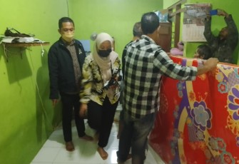 Anggota Komisi VIII DPR RI Paryono (berdiri paling kiri) saat kembali  memberikan bantuan di kediaman Suti Hapsoro, Jumat (24/12/2021).