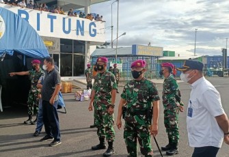 Danyonmarhanlan VIII Bitung Mayor Marinir Wahyu Widodo bersama instansi terkait saat melakukan pengawasan pelaksanaan protokol kesehatan di area pelabuhan kota Bitung