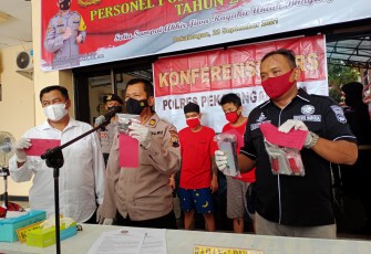Polresta Pekalongan laksanakan pers rilis di lobi Polres Kota Pekalongan pada hari Kamis 23/9/2021