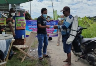 Warga mendirikan posko dan membagikan masker