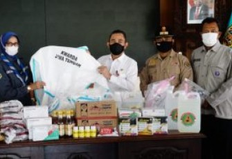 Bupati Haryanto terima bantuan APD