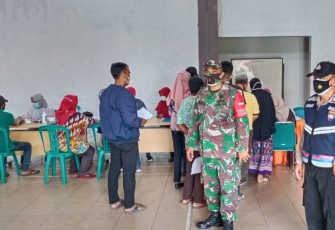 Pelaksanaan vaksinasi di Balai Desa Geritan