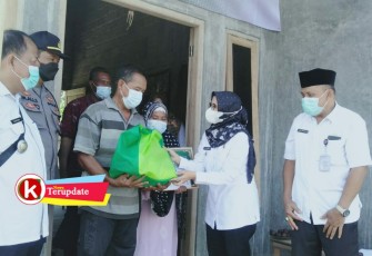 Bupati Rini (dua dari kiri) Didampingi Kadisperkkim Adi Andaka (paling kanan) Bagikan Bantuan Sosial ke Warga yang Rumahnya Direnovasi Menjadi Rumah Layak Huni (RLH). (foto : Faisal NR / Klikwarta.com)