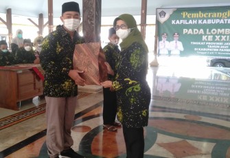 Bupati Rini Bersama Salah Satu Kafilah MTQ Kabupaten Blitar 