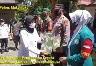Ustad dan Nakes Dapat Penghargaan Kapolres Dalam Sukseskan Vaksinasi