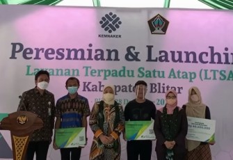 Kepala Kantor Cabang BPJS Ketenagakerjaan Blitar Agus Dwi Fitriyanto (paling kiri) Saat Simbolisasi Penyerahan Kartu Peserta BPJS dan Santunan Kematian Beserta Beasiswa Kepada Penerima Didampimgi Menteri Ketenagakerjaan Ida Fauziah (tengah) dan Bupati Blitar Rini Syarifah (dua dari kanan)