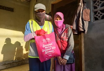 Sembako untuk 'Pak Ogah' Pejuang Nafkah dari Semarang