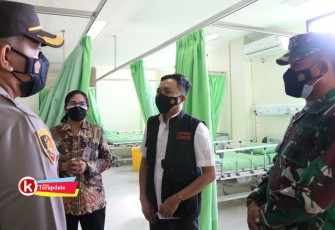 Wakil Bupati Blitar Rahmat Santoso (tengah) Didampimgi Kapolres Blitar, Dandim 0808/Blitar dan Direktur RSUD Ngudi Waluyo Saat Tinjau Kamar Tidur Pasien Covid-19 di RSUD Ngudi Waluyo (foto : Faisal NR / Klikwarta.com)