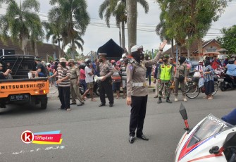 Anggota Polres Blitar Kota Amankan Giat Bagi-bagi Telur Gratis di Wilayah Hukum Polres Blitar Kota (foto : Faisal NR / Klikwarta.com)
