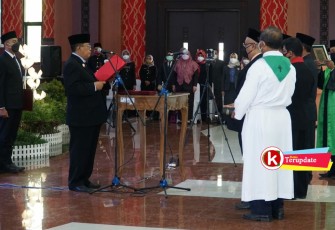 Walikota Santoso Pandu Pengucapan Sumpah/Janji Jabatan ke Pejabat yang Dirotasi, Dimutasi dan Promosi Jabatan. (foto : Faisal NR / Klikwarta.com)