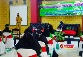 Kepala Disnaker Kabupaten Blitar Mujianto Ketika Berikan Sambutan Pengarahan di Hadapan Calon dan Mantan PMI