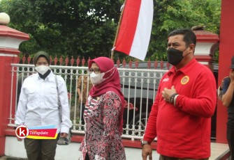 Bupati Rini (tengah) Bersama KaBINda Jawa Timur Marsma TNI Rudy Iskandar Hendak Tinjau Vaksinasi Covid-19 di Kecamatan Ponggok