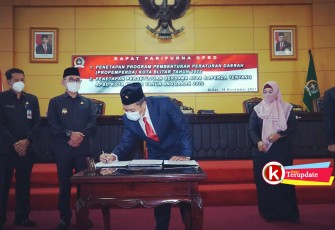 Ketua DPRD Kota Blitar Syahrul Alim Menandatangani Dokumen Rapat Paripurna Penetapan Propemperda dan Persetujuan Bersama Atas APBD Tahun 2022 (foto : Faisal NR / Klikwarta.com) 