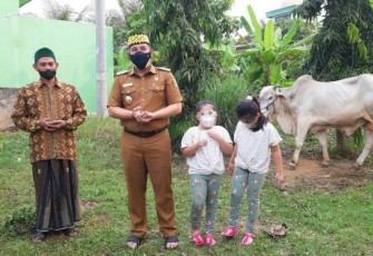 Bupati Dendi Menyerahkan Langsung Satu ekor Sapi di Pengurus Masjid Islamic Center
