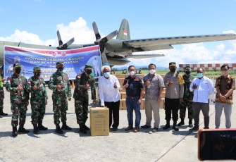 Panglima TNI Serahkan Bantuan Tabung Oksigen dan Alkes Pada Masyarakat Papua