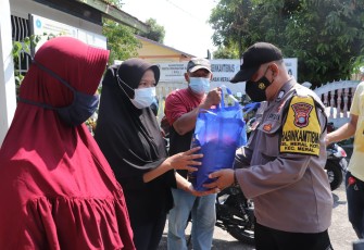 PPKM Mikro Polres Karimun Salurkan Ratusan Paket Sembako dan Ribuan Masker Kepada Warga