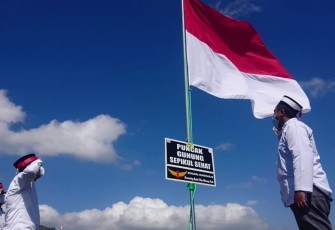 Pengibaran Bendera Merah Putih di Puncak Gunung Sepikul oleh Yayasan Gema Salam Bersama Para Eks Napiter