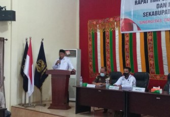 Bupati Aceh Singkil Dulmusrid Saat Membuka Rapat Timpora
