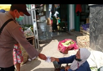 Anggota Polsek Brangsong sedang membagikan masker gratis kepada pedagang di Pasar Sidorejo Brangsong