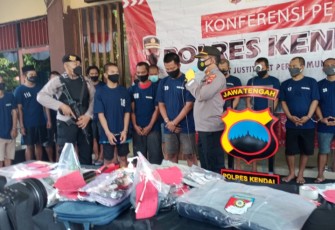 Konfrensi pers yang digelar Polres Kendal pada hari Senin 30/8/2021 di depan Lobi Mapolres