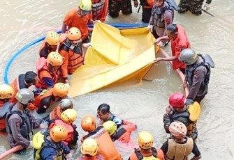 Upaya evakuasi terhadap jasad Sastro Setu, buruh bangunan yang  tertimbun longsoran talud di tebing Sungai Siwaluh, Kabupaten Karanganyar.