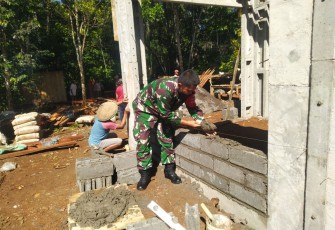 Sertu Ahmad Saroso disela-sela kesibukan membantu warga