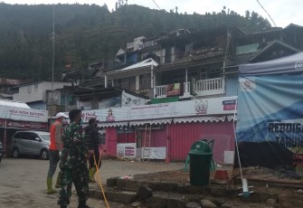 Penyemprotan disinfektan di basecame Gunung Perahu
