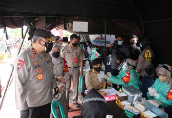 Kapolda Bengkulu Irjen Pol Drs Guntur Setyanto MSi  Tinjau Vaksinasi di Ponpes Pancasila