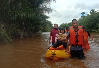 Personil Polres Mukomuko Evakuasi Warga Terjebak Banjir