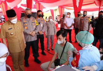 Kapolda Bengkulu Tinjau Vaksinasi dan Bakti Sosial Alumni Akpol 1997