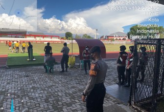 Polres Bengkulu Amankan Jalannya Pertandingan Sepak Bola PS Bengkulu Vs Renal