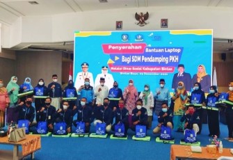 Ketua TP PKK Kepri Dewi Ansar Serahkan Bantuan Laptop Untuk SDM Pendamping PKH