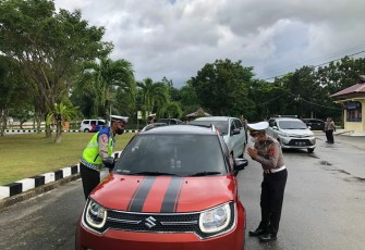 Pihak Polres Aceh Singkil saat melakukan penjaringan vaksinasi transportasi masyarakat.