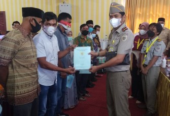 Kepala Kantor Pertanahan Aceh Singkil, Muhammad Reza,S.T, M.Si, saat menyerahkan sertifikat tanah masyarakat dengan Protkes.