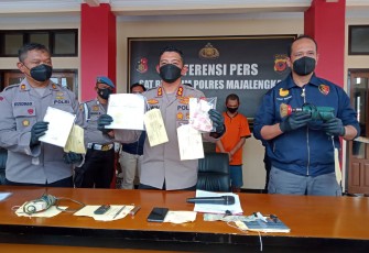 " Kurang dari 24 Jam Sat Reskrim Polres Majalengka Telah berhasil diamankan seorang pelaku curanmor. Jadi untuk pelaku ini memang ada modus baru yang cukup unik," ujar Edwin saat menggelar konferensi pers di Mapolres Majalengka,