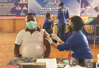 Legislator William Wandik Gelar Vaksinasi Covid-19 di Papua