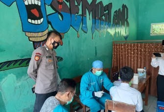 Sebanyak 860 Pelajar Disuntik Vaksin, Polisi di Majalengka Tinjau Langsung Vaksinasi di Sekolah