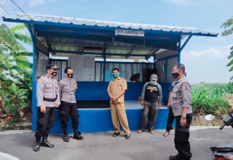 Kanit Binmas Polsek Majalengka Kota Cek Pos Kamling Di Desa Binaannya Demi Terciptanya Kamtibmas Yang Kondusif