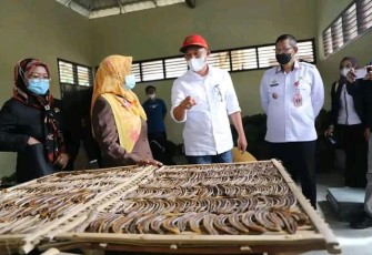 Bupati Lambar Hi. Parosil Mabsus Melakukan Peninjauan Sentra Pisang Sale Industri Kecil Menengah (IKM)