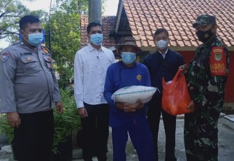 Bhabinkamtibmas Polsek Sindangwangi Bersama Babinsa Kawal Penyaluran BPNT Desa Bantaragung