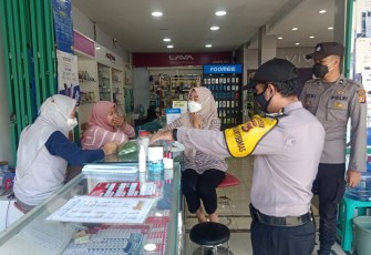 Sambangi Pasar, Bhabinkamtibmas Polsek Cigasong Himbau Prokes Pada Pengunjung