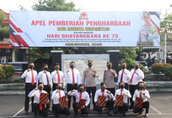 Kapolres Tulungagung Berikan Penghargaan Kepada 12 Anggota Polres Yang Telah Berhasil Ungkap Kasus Pembunuhan