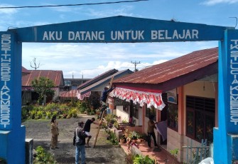 Satgas TMMD saat pasang umbul-umbul di salah satu sekolah