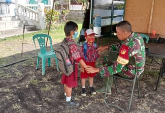 Dan SSK TMMD Ke-111 Kodim 1310/Bitung saat beri semangat kepada Aldo dan Alfa